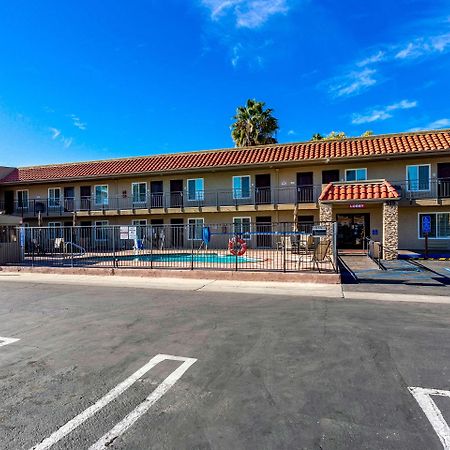 Econo Lodge Inn & Suites Escondido Downtown Экстерьер фото
