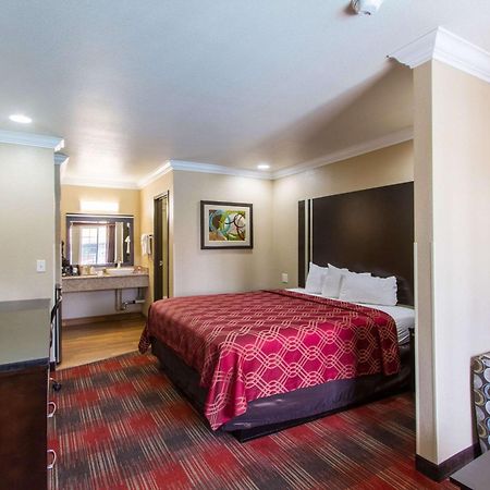 Econo Lodge Inn & Suites Escondido Downtown Экстерьер фото