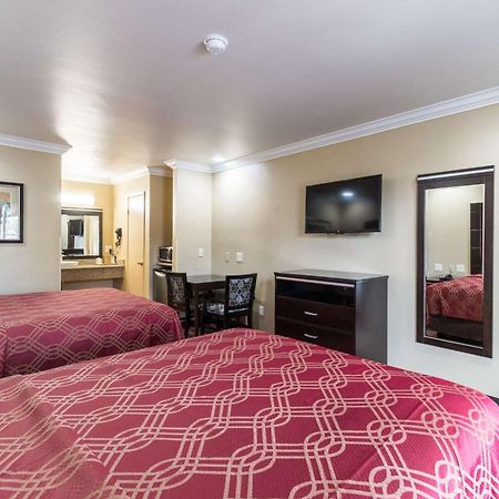 Econo Lodge Inn & Suites Escondido Downtown Экстерьер фото