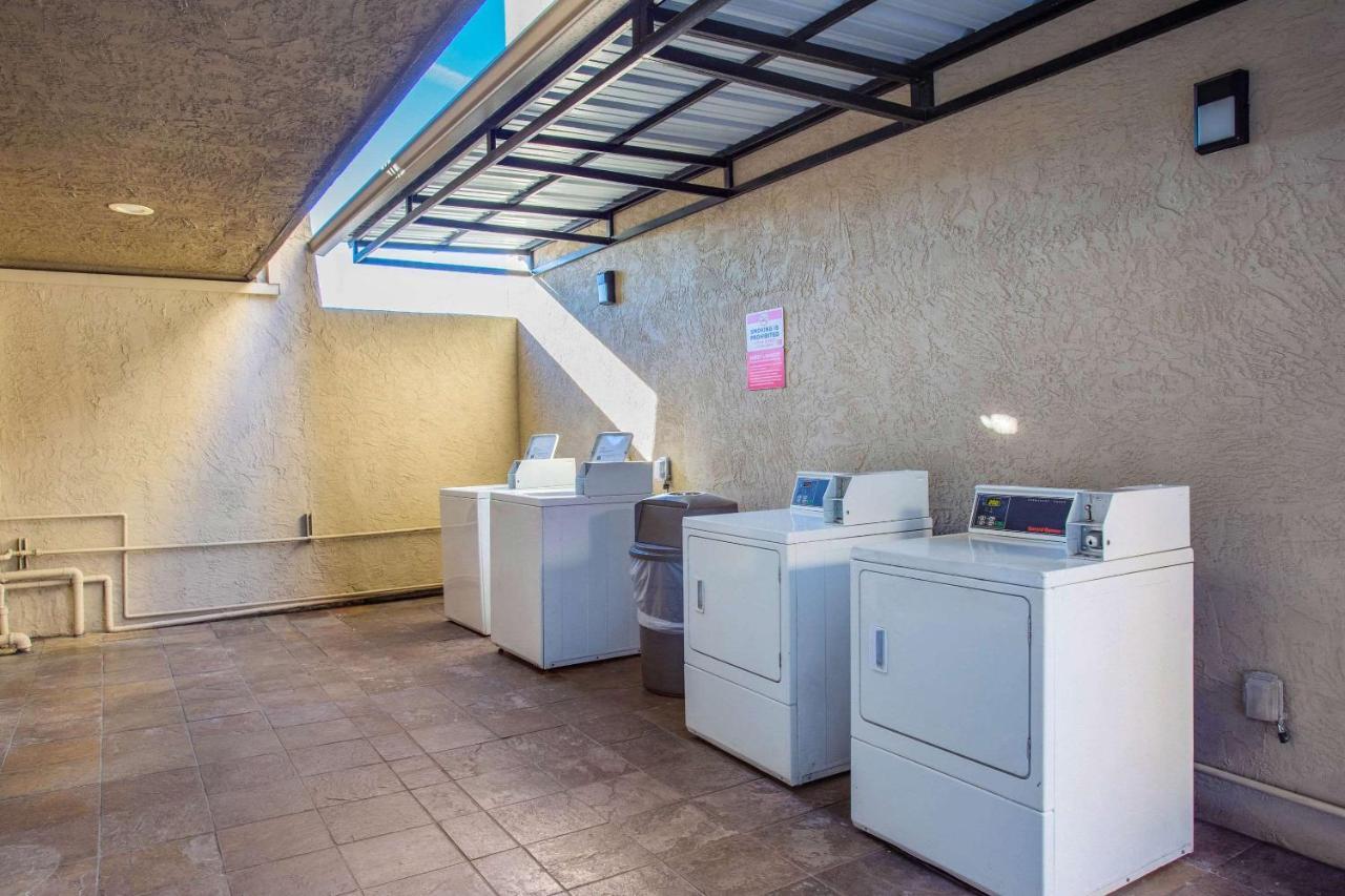 Econo Lodge Inn & Suites Escondido Downtown Экстерьер фото