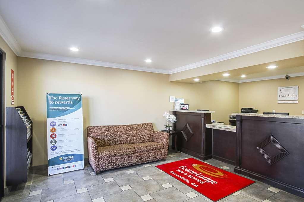 Econo Lodge Inn & Suites Escondido Downtown Интерьер фото