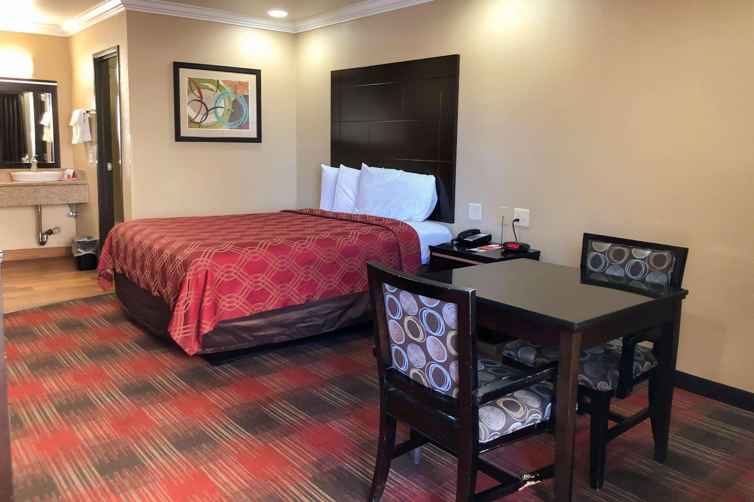 Econo Lodge Inn & Suites Escondido Downtown Экстерьер фото