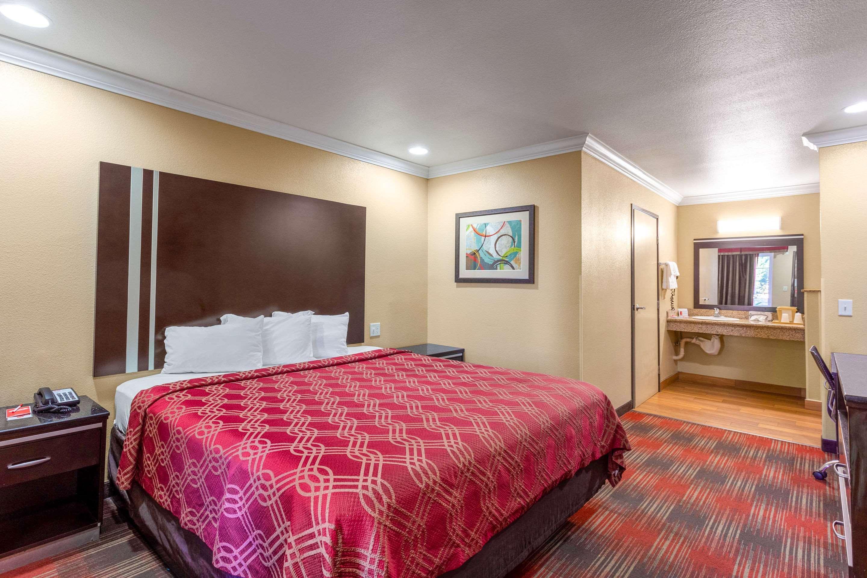 Econo Lodge Inn & Suites Escondido Downtown Экстерьер фото