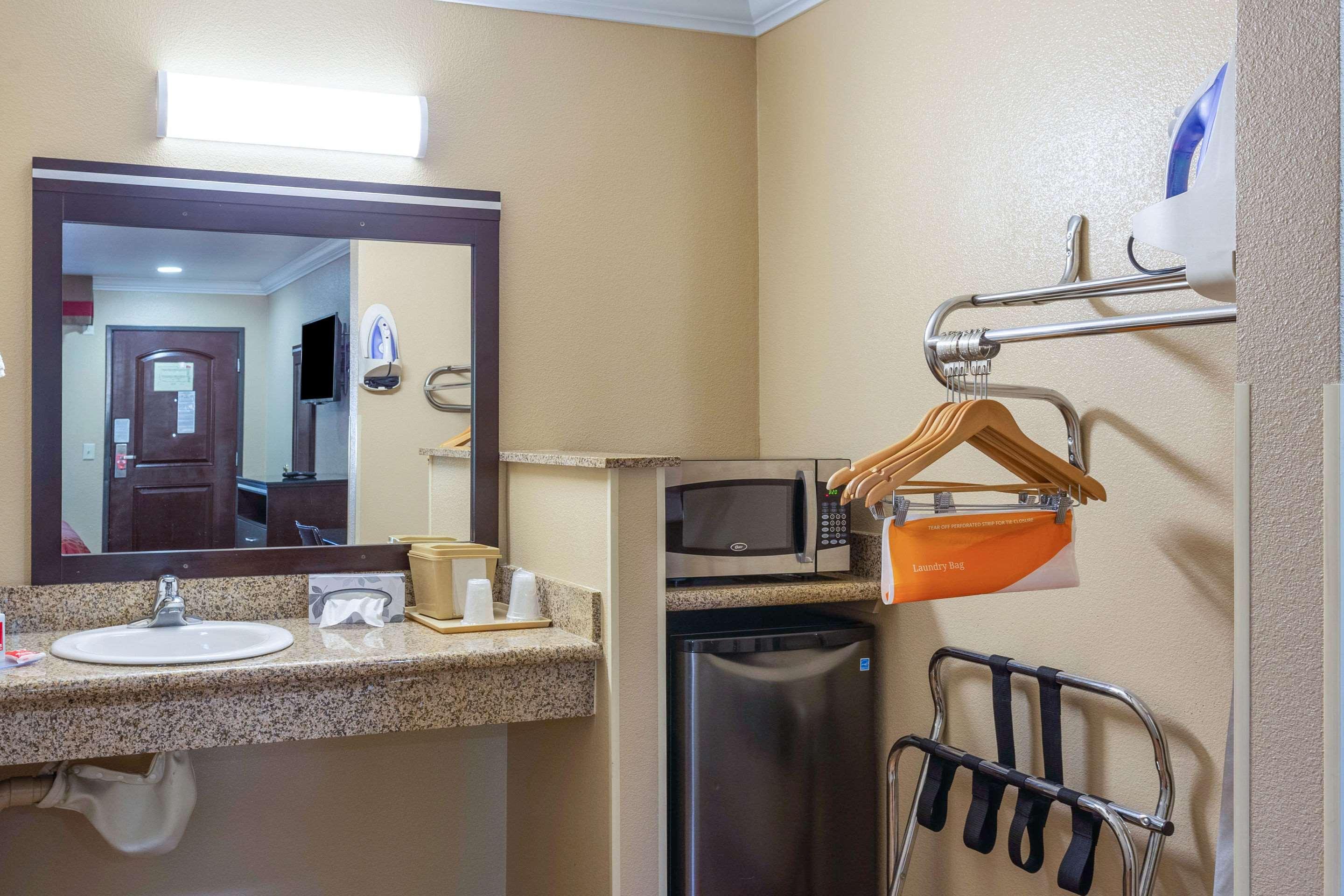 Econo Lodge Inn & Suites Escondido Downtown Экстерьер фото