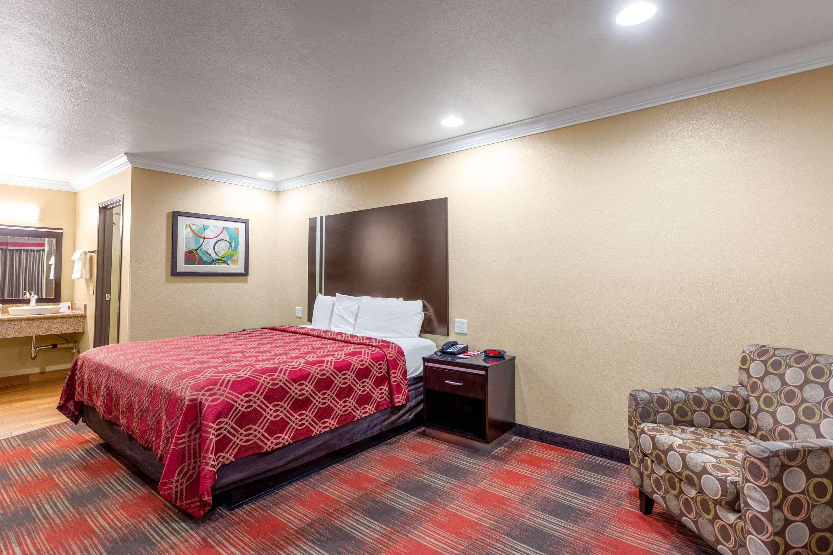 Econo Lodge Inn & Suites Escondido Downtown Экстерьер фото
