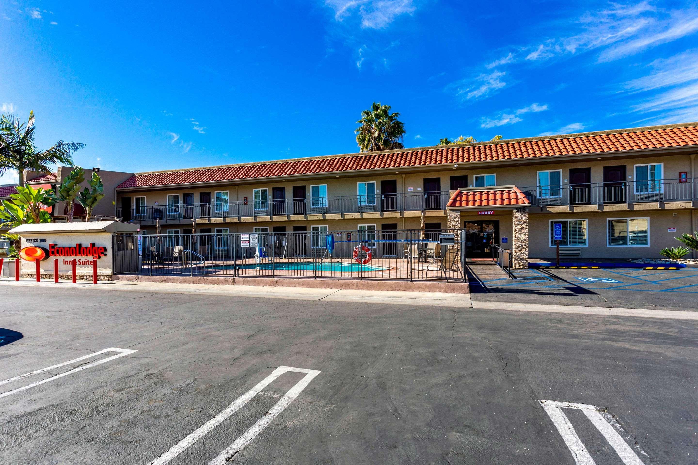 Econo Lodge Inn & Suites Escondido Downtown Экстерьер фото