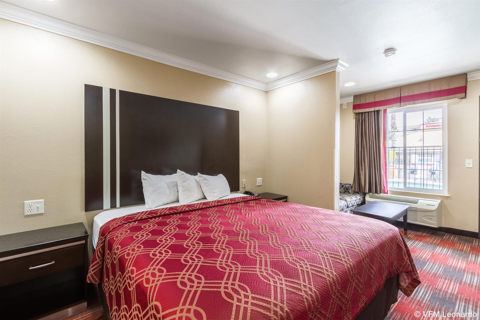 Econo Lodge Inn & Suites Escondido Downtown Экстерьер фото
