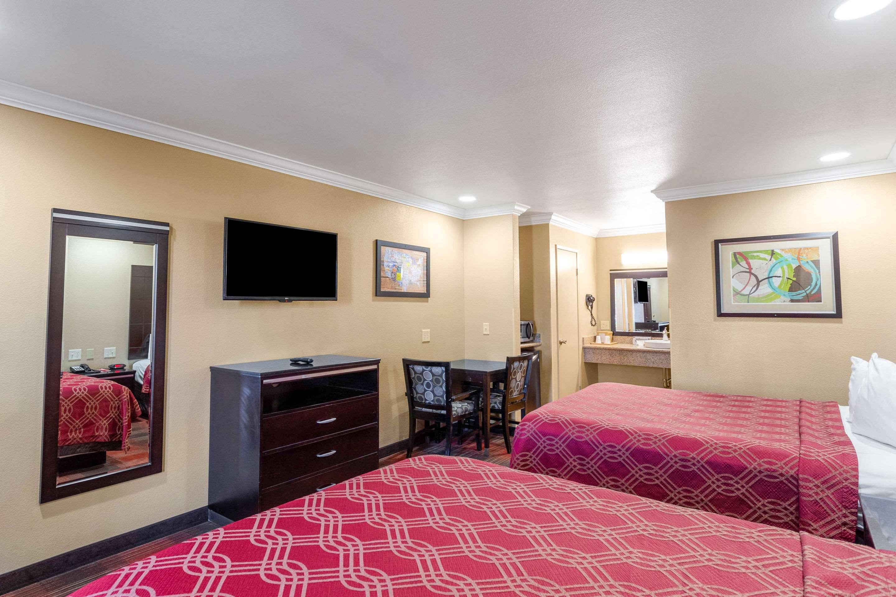 Econo Lodge Inn & Suites Escondido Downtown Экстерьер фото