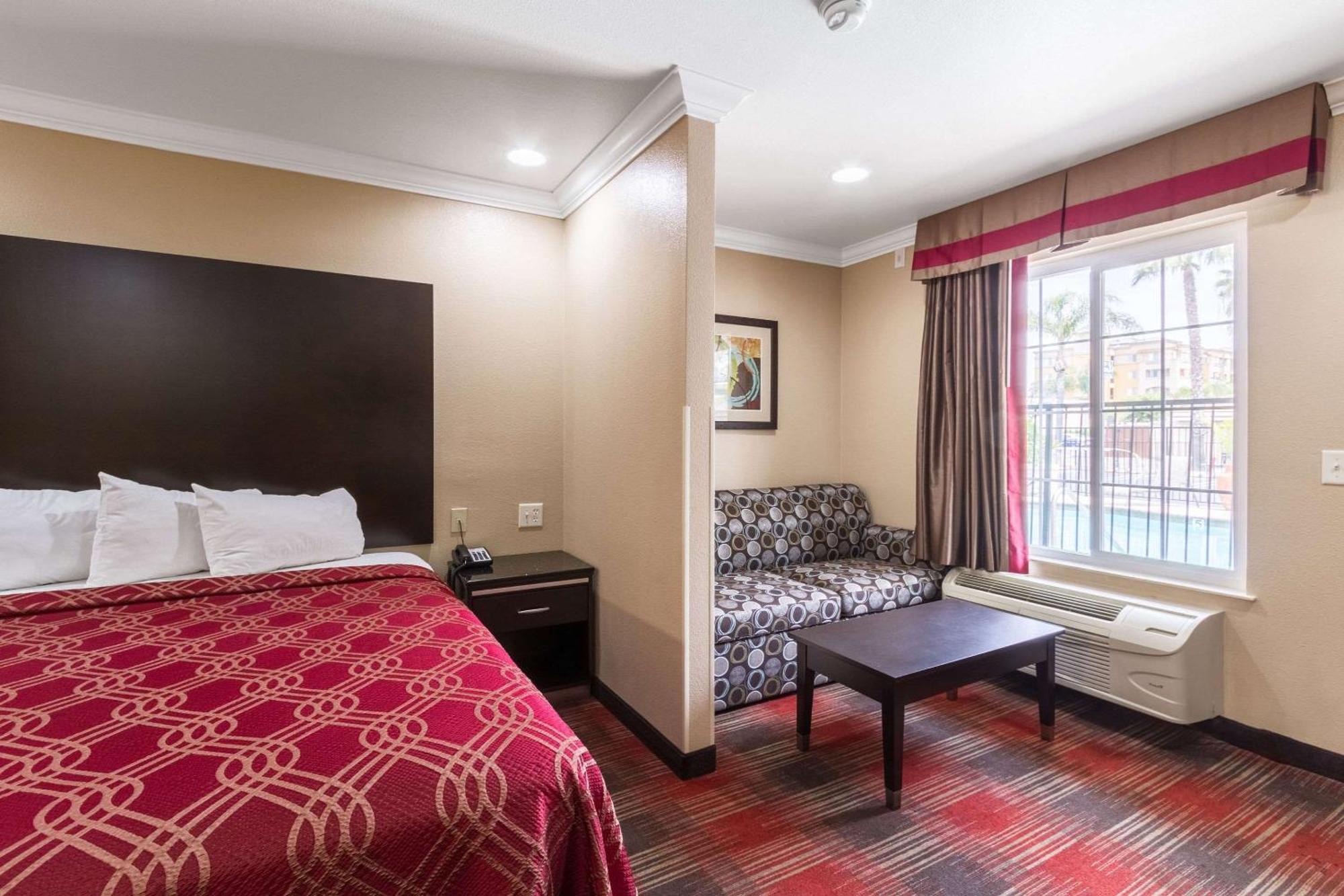 Econo Lodge Inn & Suites Escondido Downtown Экстерьер фото