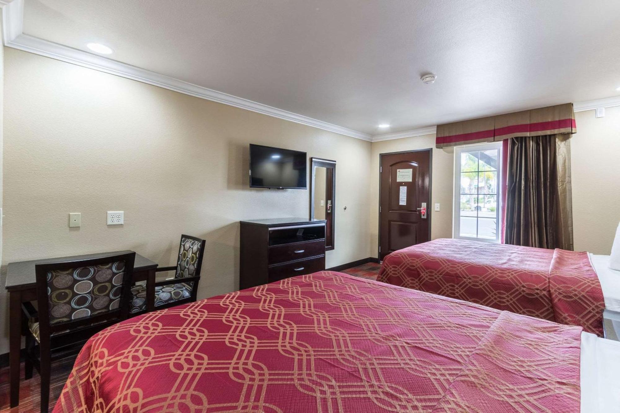 Econo Lodge Inn & Suites Escondido Downtown Экстерьер фото