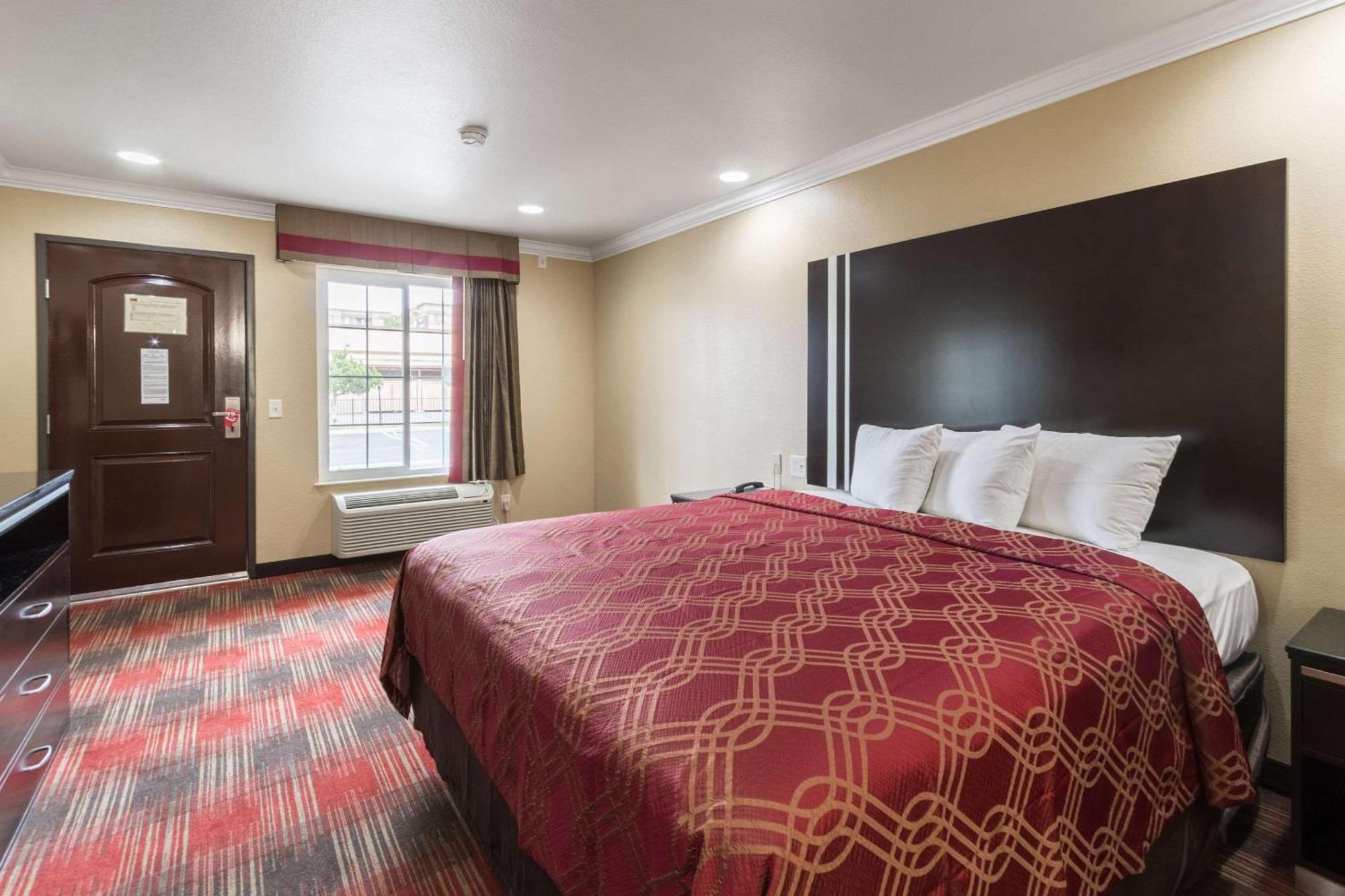 Econo Lodge Inn & Suites Escondido Downtown Экстерьер фото