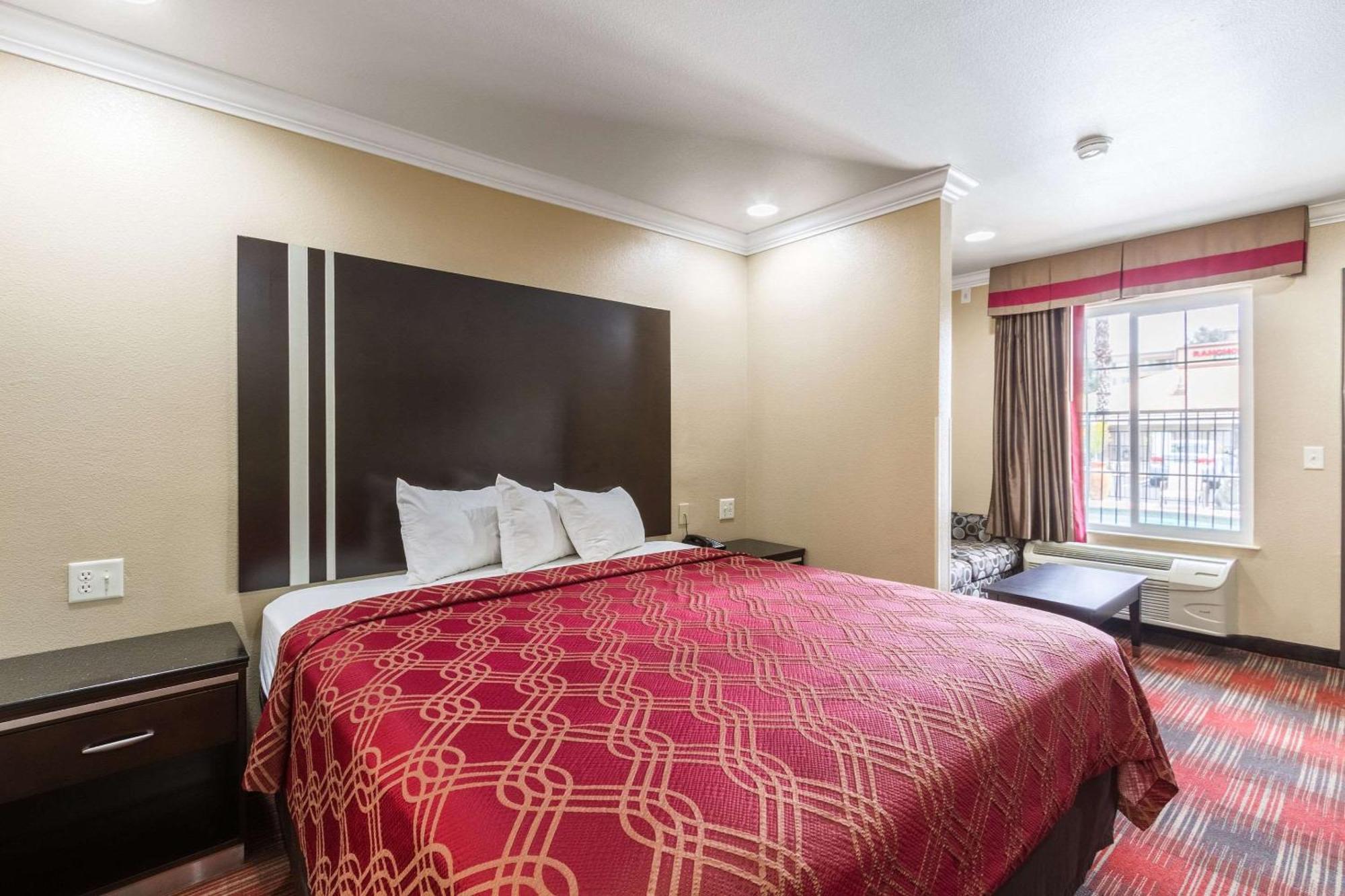 Econo Lodge Inn & Suites Escondido Downtown Экстерьер фото