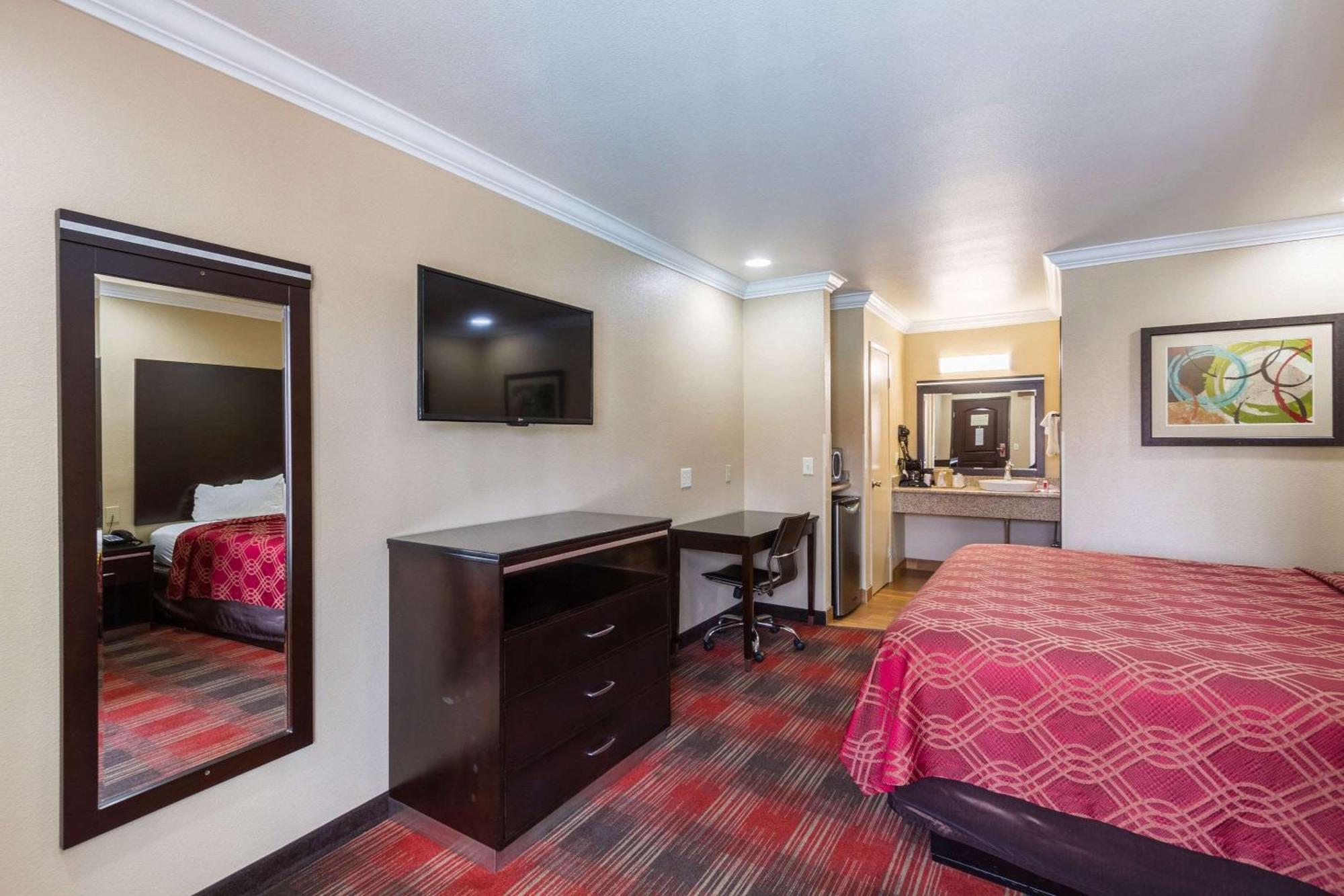 Econo Lodge Inn & Suites Escondido Downtown Экстерьер фото